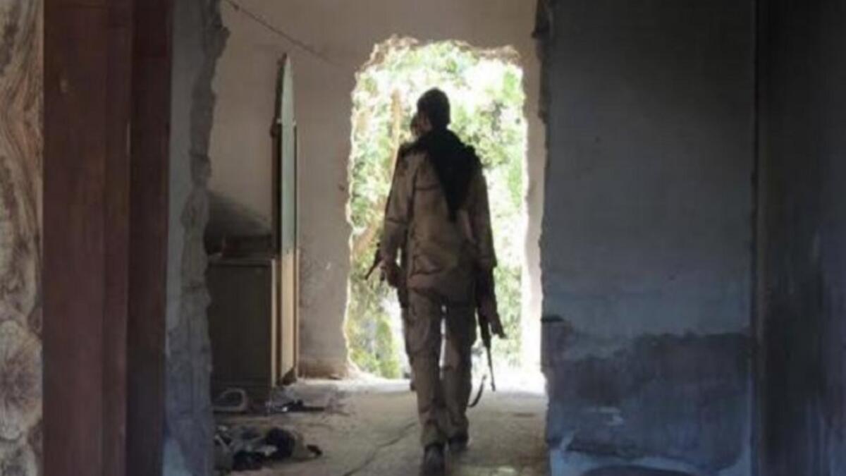 ارتفعت حالات الهرب من الجيش وعدم الالتحاق بكتائب المعارضة مع بدء قوات النظام نهاية العام الماضي، باعتقال الشبان على الحواجز العسكرية والأمنية في مناطق سيطرتها؛ من أجل جرّهم إلى الخدمة في الجيش السوري، إثر الاستنزاف البشري الكبير الذي تعرض له النظام.