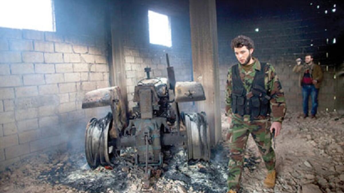 يرى بعض المجندين في الجيش النظامي أن كتائب المعارضة أصبحت متعددة ودموية، وتتقاتل مع بعضها البعض، فأصبح المجندين يفضلون البقاء في الجيش النظامي في مهام لا يشتركون فيها بالقتل.