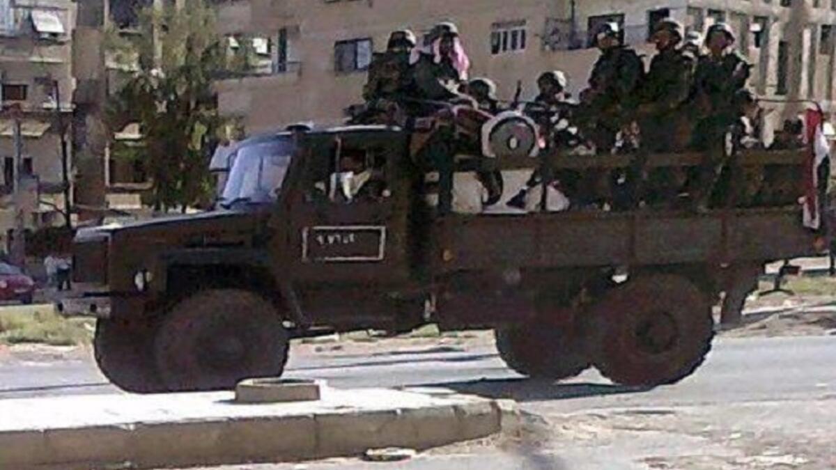 أصبح الوضع المادي السيء للسوريين اثر انهيار أعمالهم، سبباً لبقاء شبابهم في الجيش النظامي الذي يعد من الصادر القليلة الباقية للدخل! عدا عما يقوم به بعض الجنود من سرقة للمناطق التي يقتحمونها، لذلك بامكانك أن تمارس السرقة جهارا في الجيش النظامي.