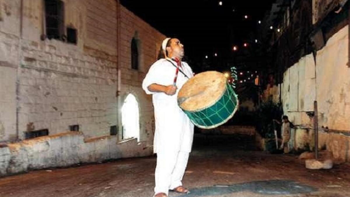 المسحراتي: كان أول من استخدم الطبلة هم أهل مصر، أما اليمن والمغرب فكانوا يدقون الأبواب بالنبابيت، بينما يطوف أهل الشام على البيوت عازفين على الطنابير، والجميع ينشدون الأناشيد الرمضانية الجميلة.