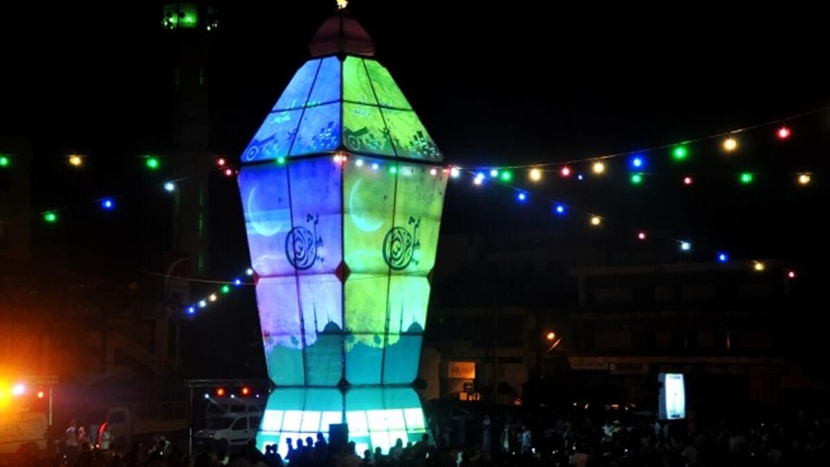 الفانوس: لم يظهر الفانوس بشكله الحالي إلا منذ 100عام، مع بعض الاختلافات، بينما كان أول ظهور له في رمضان عام 358 هـ، مع دخول المعز لدين الله الفاطمي القاهرة ليلاً، إذ بأن يخرج الناس لاستقبال الخليفة وهم يحملون الشموع لإنارة الطريق أمامه.