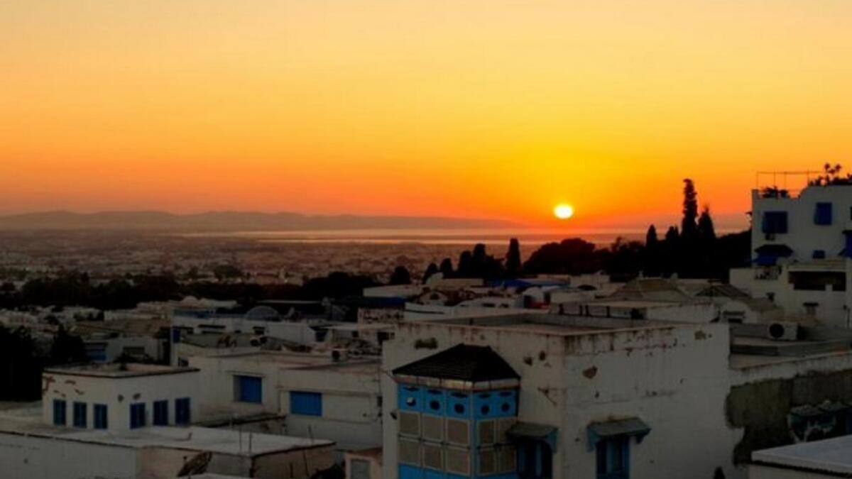 في تونس  تقليد يسمّى "ليلة القَرش" (بفتح القاف) تخبز السيدات في كل البيوت المعجنات والحلويات للاحتفال بليلة قدوم رمضان. ويجري تبادل الأكلات المتنوّعة بين الأهل والجيران مع التهاني بقدوم الشهر الكريم.