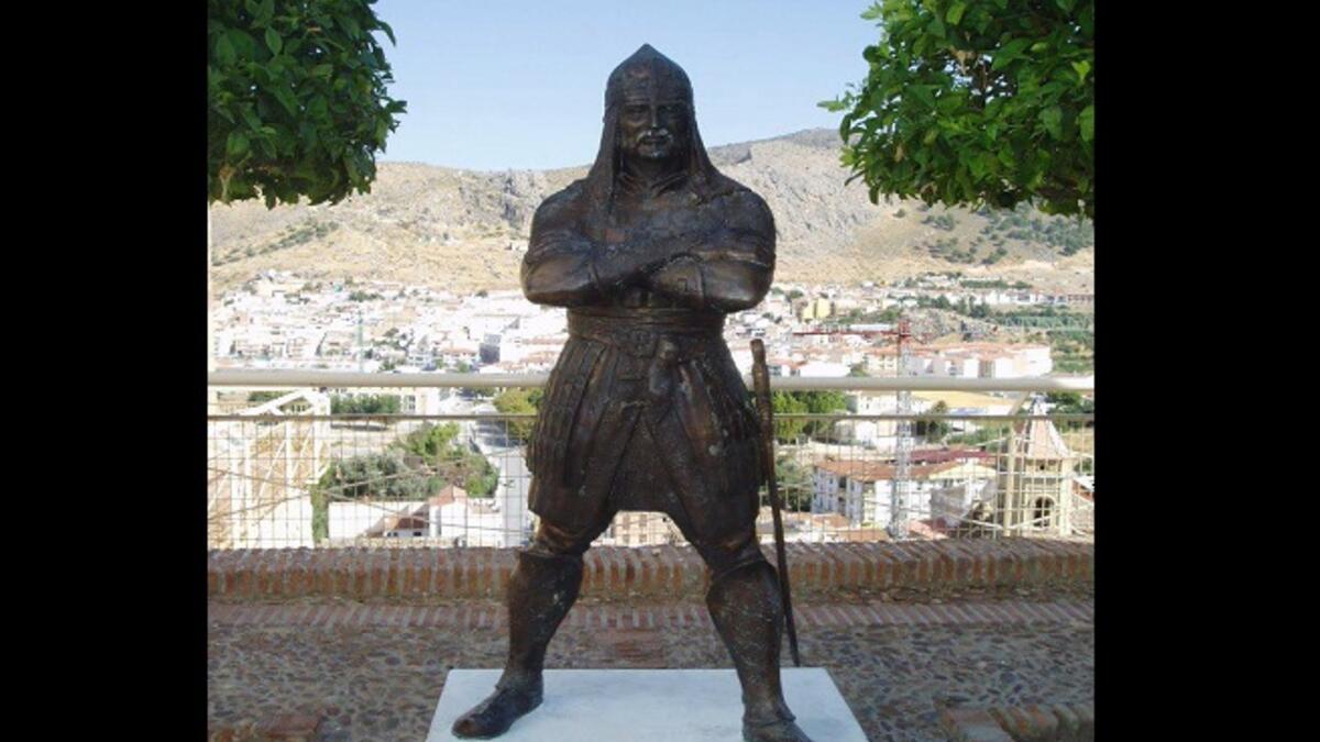 تمثال القائد إبراهيم بن علي العطار في لوشة وهو أحد أبنائها، كان قائدا شجاعا مقداماً، وجهه السلطان أبو عبد الله - آخر سلاطين بني الأحمر - للقتال في اليسانة وقتل في المعركة،كان قائدا لعسكر غرناطة .