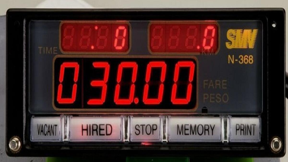 في اللحظة التي يقف فيها السائق لك، توقع أن يسألك عن الزيادة التي ستعطيه إياها قبل الصعود، أو أن يقول لك بأن العداد لا يعمل وان سألته لماذا؟! توقع أن يجيبك "أم العدد توفت في الأمس فهو غائب عن العمل!"