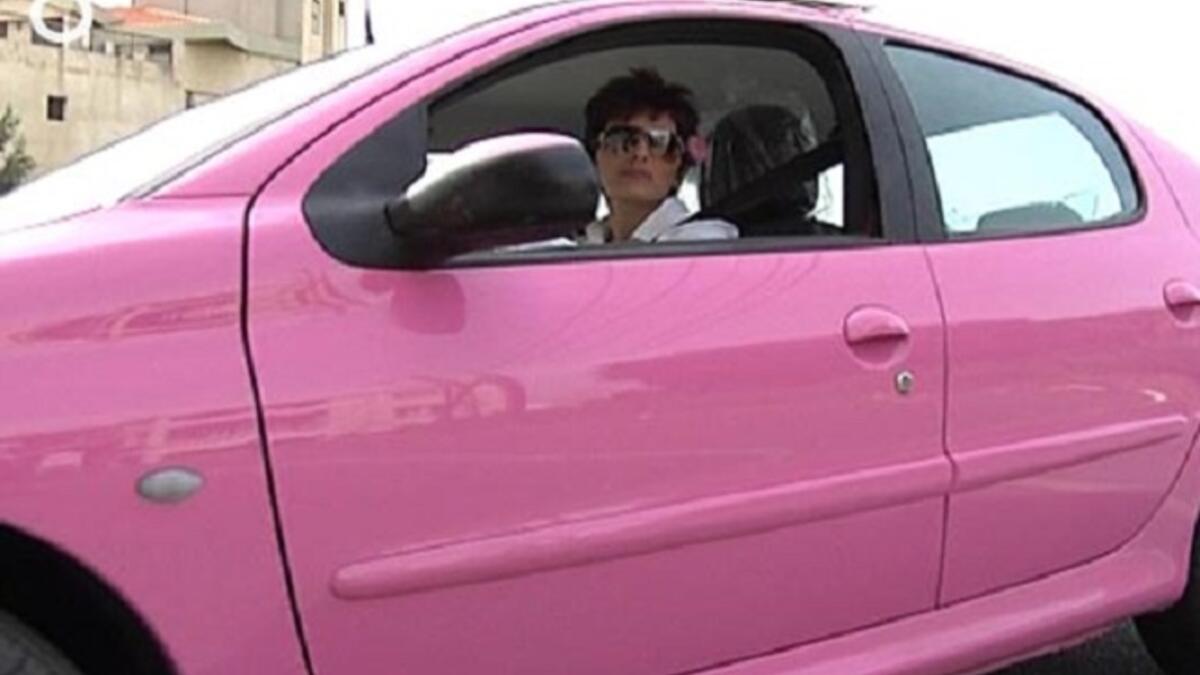 ولأن الكثير من الفتيات أصبحن معقدات من المعاكسات التي تنهال عليهم من السائقين الطائشين، قامت بعض الدول بتخصيص سيارات أجرى للنساء فقط، وتساعد هذه السيارات بنقل الفتيات ليلاً.