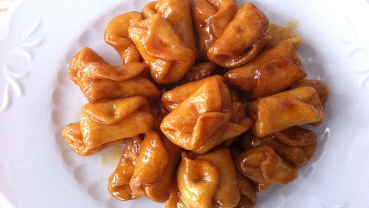 الپستينوسpestiños : تصنع في مالقة وقادس وشذونة، وهي فطائر من السمسم والدقيق، مقلية بالزيت ومغموسة بالعسل منتشرة بالدول المغاربية، وتحضر بكثرة برمضان .