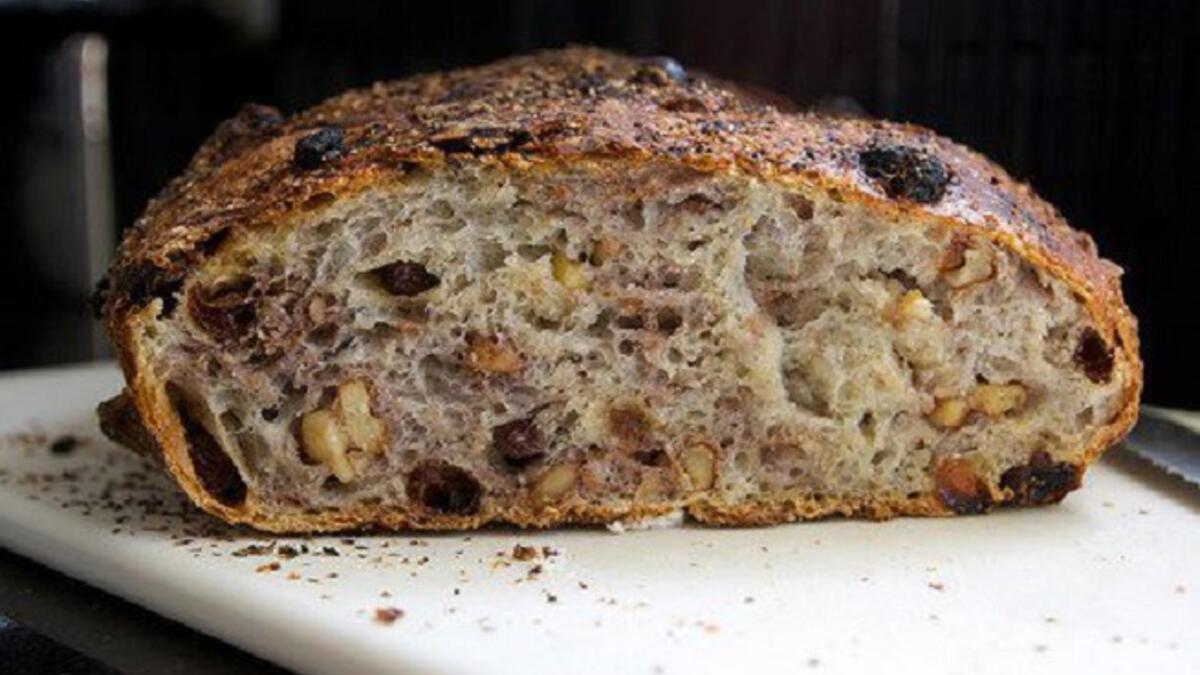 الأندلسييون هم أول من استخدم بعض اصناف المكسرات كاللوز و الجوز و كذلك الفواكه المجففة فى صناعة الخبز، فقد تطرق علماء الأندلس لطرق عديدة فى صناعة الخبز .