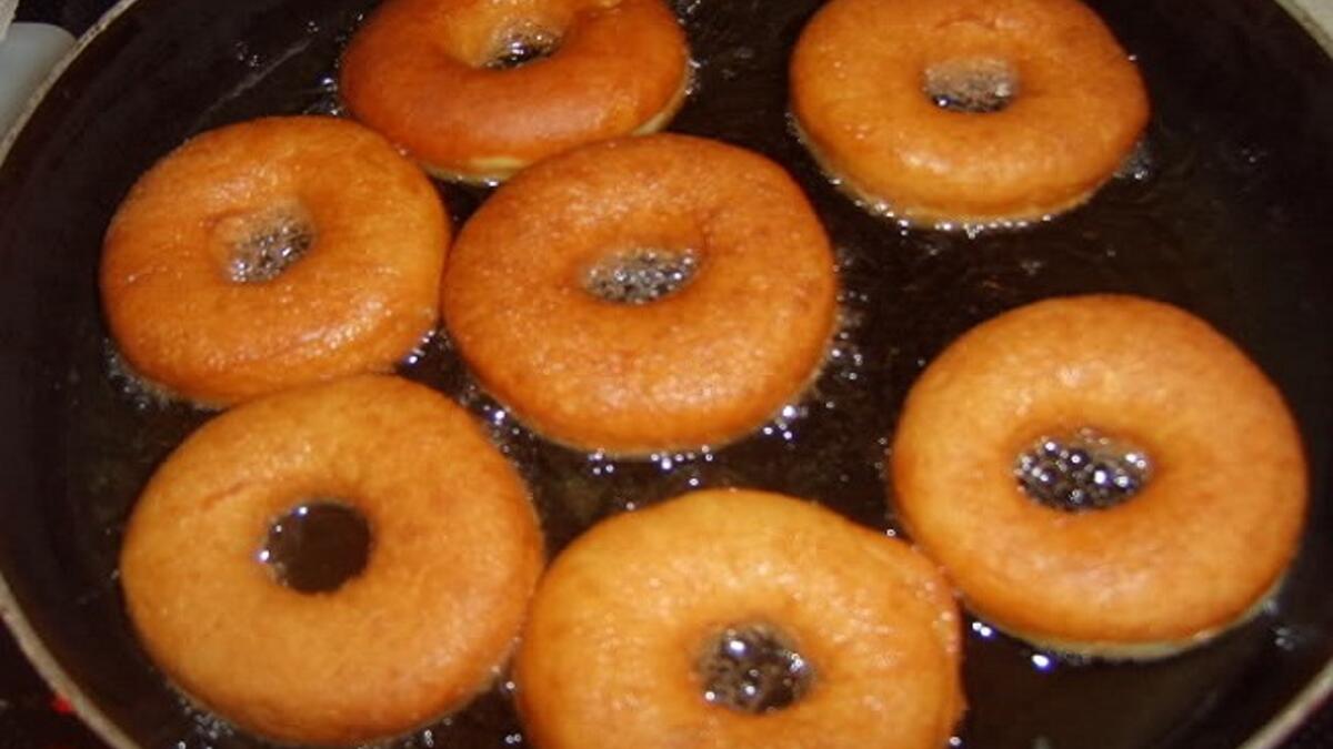 الإسفنج المقلي: أشهر من نار على علم، منتشرة في غالب الدول الإسلامية، خصوصا المغاربية والخليج، وهي الجد الأول لما يسمى عندنا اليوم بحلوى "الدونات".