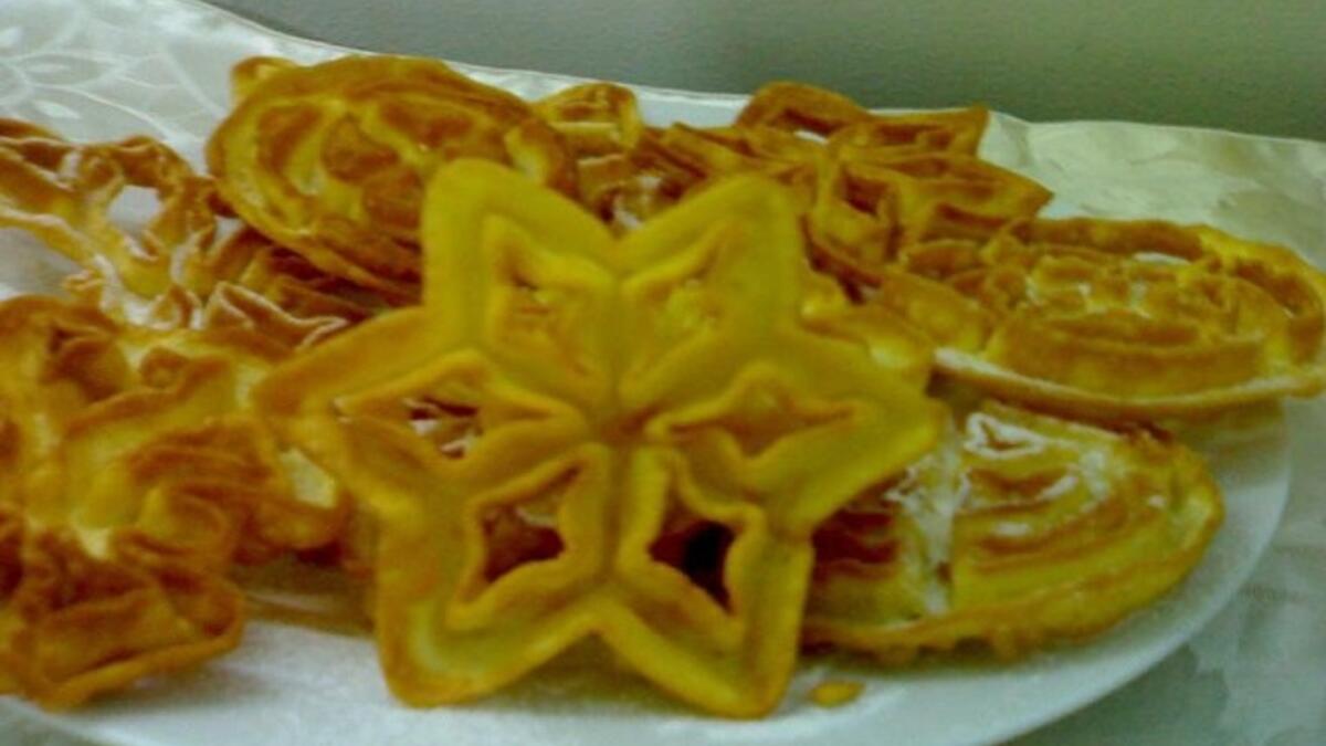 حلويات الشبابك Echbabek: تصنع من دقيق الفرينة و النشاء و الزيت و البيض، يخفق الخليط حتى يصبح سائلا ثم تغمس الطوابع المشبكة في الخليط و توضع في مقلاة من الزيت الساخن لتعطي أشكالاً هندسية متنوعة تغمس بعد نضوجها في القطر (الشحور).