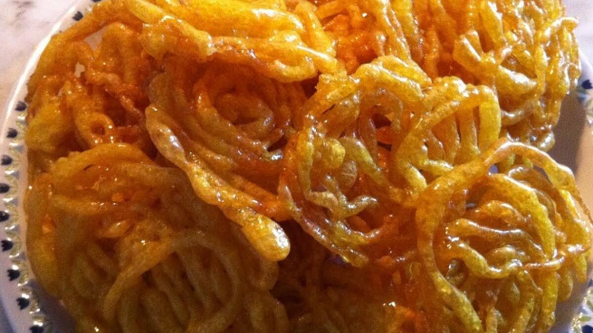 الزلابية: البعض  يقول أنها من تسمية زرياب الذي إبتكرها عندما سافر إلى الأندلس ومنهم من يقول أن أحد التجار أمر طباخه بطهي الحلوى فلم يكن في المطبخ إلا الزيت والسكر والدقيق فوضعها في المقلاة وعندما رأى الزلابية غريبة الشكل قال زلة بيَ!