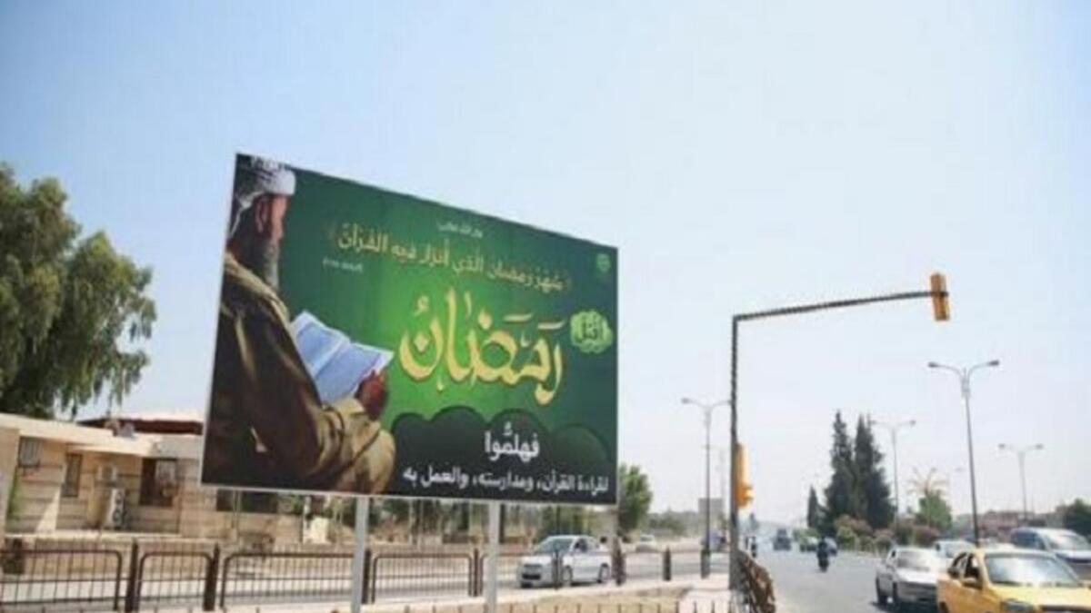 "داعش" أصدر فتوى دارئة للفتنة والتي تتمثل بمنع النساء من الخروج من المنزل طوال فترة الصيام، كذلك تمنعها من الخروج من المنزل حتى بعد الإفطار، إلا بمرافقة أحد أقاربها، الغريب في الأمر بأن النساء قبل رمضان كان عليهن أن يخرجن بخمار كامل فكيف تحدث الفتنة.