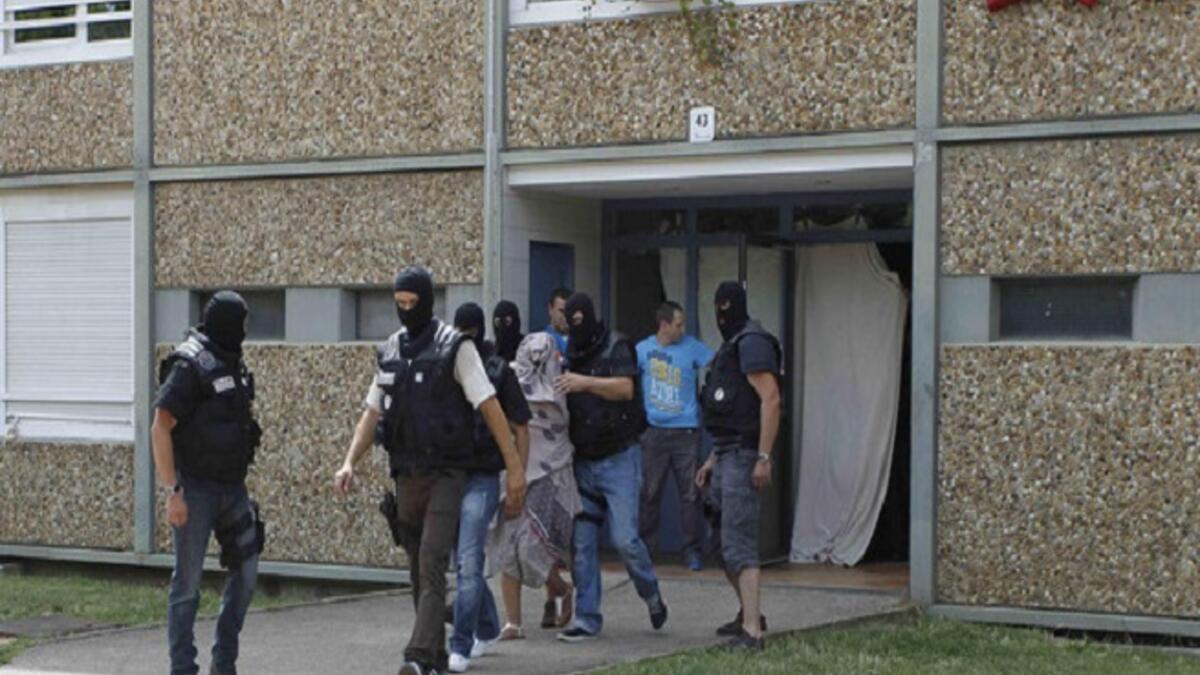 قُتل شخص بقطع الرأس وأصيب آخرون في هجوم إرهابي استهدف صباح الجمعة مصنعاً للغاز الصناعي قرب ليون شرق فرنسا. اقتحم الشخص المصنع وهو يرفع علم "داعش" وفجر عدداً من قوارير الغاز وعثرت الشرطة على رأس مقطوع عليه كتابات بالعربية معلقاً على سياج قرب المصنع.