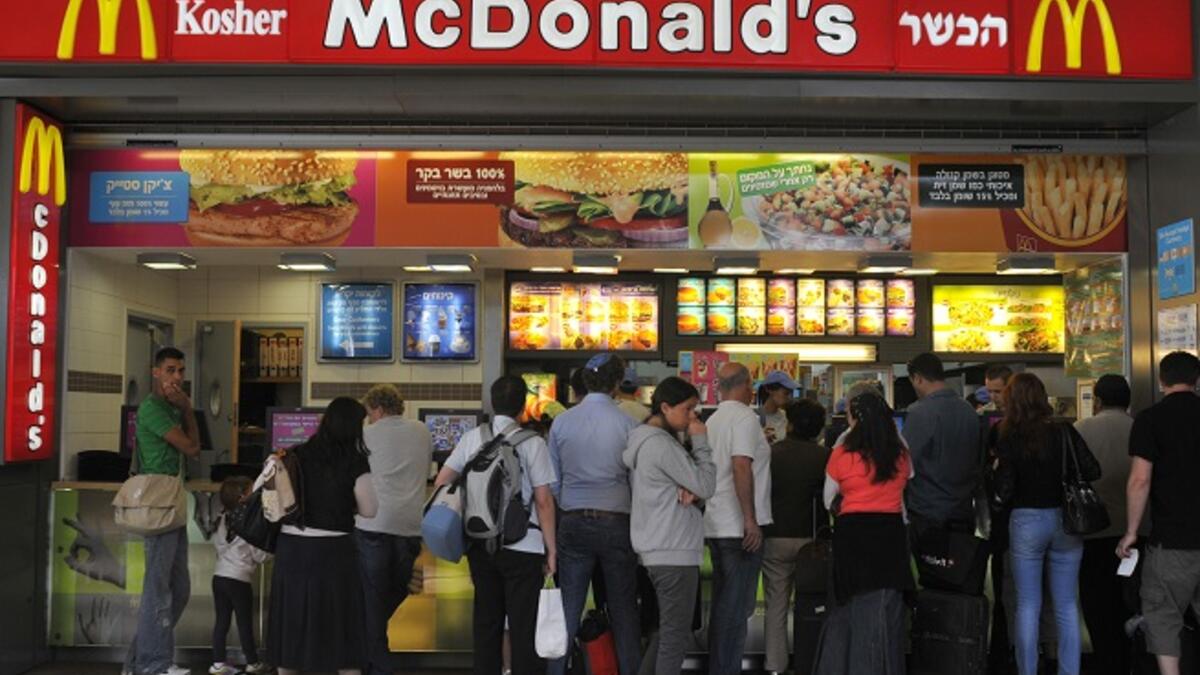 ماكدونالدز: تدعم شركة ماكدونالدز إسرائيل جيش الدفاع الإسرائيلي من خلال توفير الطعام والمشروبات المجانية للمقاتلين الإسرائيليين.