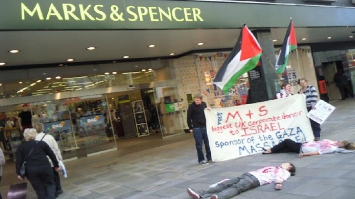 ماركس اند سبنسر - Marks & Spencer: كيانًا مؤيدًا للصهيونية منذ إنشائه، حيث أعلن العديد من أعضاء إدارته علنًا دعمهم للدولة الصهيونية. ولأكثر من 100 عام، كانت هذه أكبر قناة تجارية بين إسرائيل والمملكة المتحدة. ولكن في الآونة الأخيرة، نأوا بأنفسهم علنًا عن إقامة علاقات وأهداف "سياسية". وبما أن آخر التصريحات الداعمة لإسرائيل كانت حوالي عام 2000، فمن الصعب معرفة مدى دعم قيادتهم لإسرائيل.