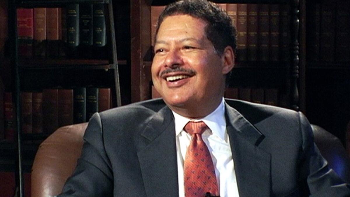 أحمد حسن زويل: عالم كيميائي مصري وأمريكي الجنسية حاصل على جائزة نوبل في الكيمياء لسنة 1999  قام باختراع ميكروسكوب يقوم بتصوير أشعة الليزر في زمن مقداره فمتوثانية وهكذا يمكن رؤية الجزيئات أثناء التفاعلات الكيميائية.