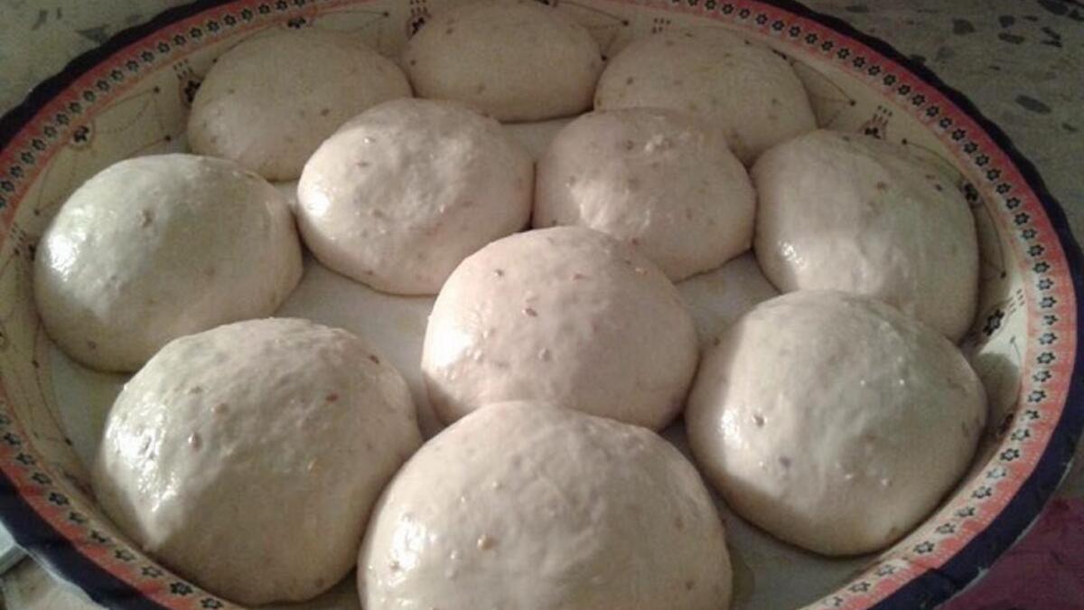 درعا التي تقع في جنوب سوريا والتي لا تهدأ الاشتباكات فيها منذ بداية الأحداث، لا تزال تحتفظ بزراعاتها التي كانت توزع على جميع أنحاء سورية قبل الأحداث، النساء الآن يخبزون الفطاير والخبز بأيديهم وعلى نار الحطب.