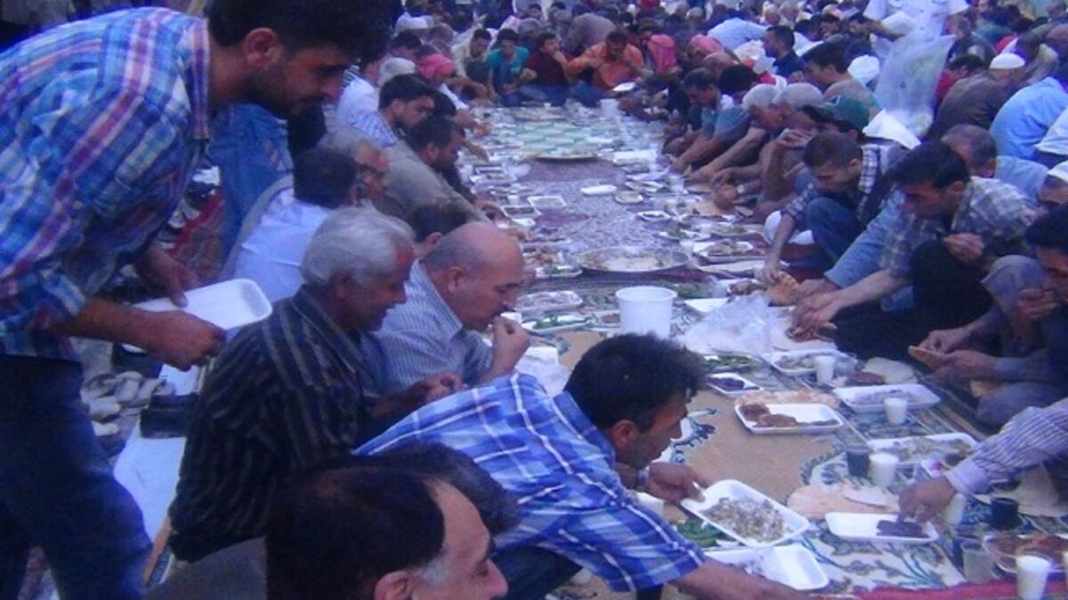 في الشمال السوري تكثر الافطارات الجماعية التي يقدمها الميسورون والجمعيات للأهالي، إلا أن السؤال الأهم هنا؛ أين النساء من هذه السفر الرمضانية، ولماذا ليس لهن نصيب منها؟!