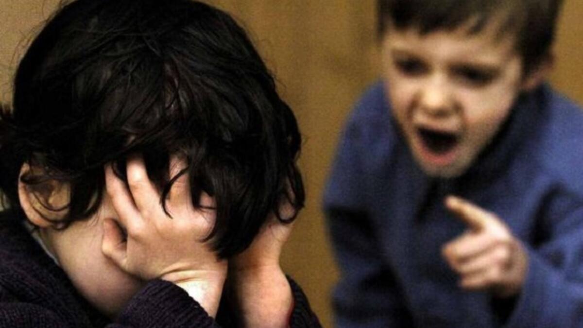 ينفذ مريض التوحد حركات متكررة مثل، الهزاز، الدوران في دوائر أو التلويح باليدين، ينمي عادات وطقوسا يكررها دائما، و يفقد سكينته لدى حصول أي تغير، حتى التغيير الأبسط او الأصغر في هذه العادات أو في الطقوس، دائم الحركة يصاب بالذهول والانبهار الدائم.