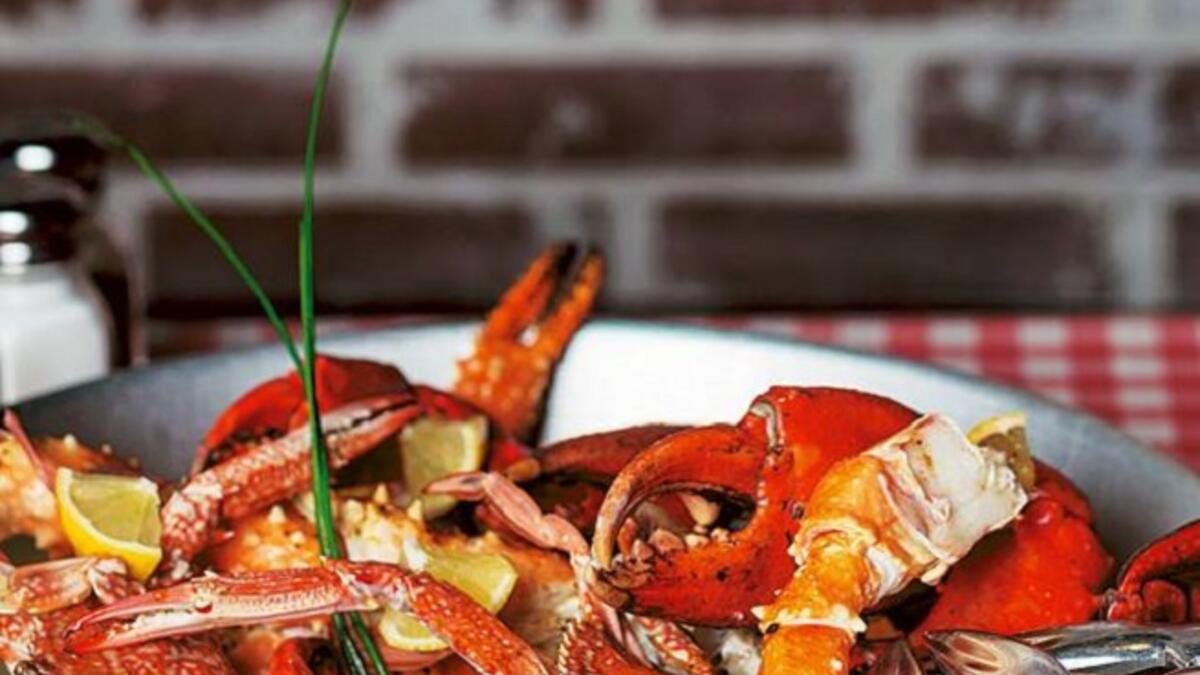 مطعم CLAW BBQ: هو اغرب مطاعم دبى ويقدم اطباق بحرية للسلطعون او جراد البحر كما هى بقشورها الصلبة مع الادوات العنيفة لكسر هذه القشور وتناوله.