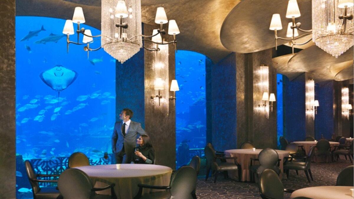 مطعم أوسيانو: في مطعم أوسيانو الواقع في أبراج رويال الشرقية، أتلنتس النخلة دبي، أنت عمليًّا تتناول وجبتك البحرية المفضلة في مطعم مصمّم كأوكواريوم كبير، حيث يحيطك 65 ألف نوع من الأسماك.