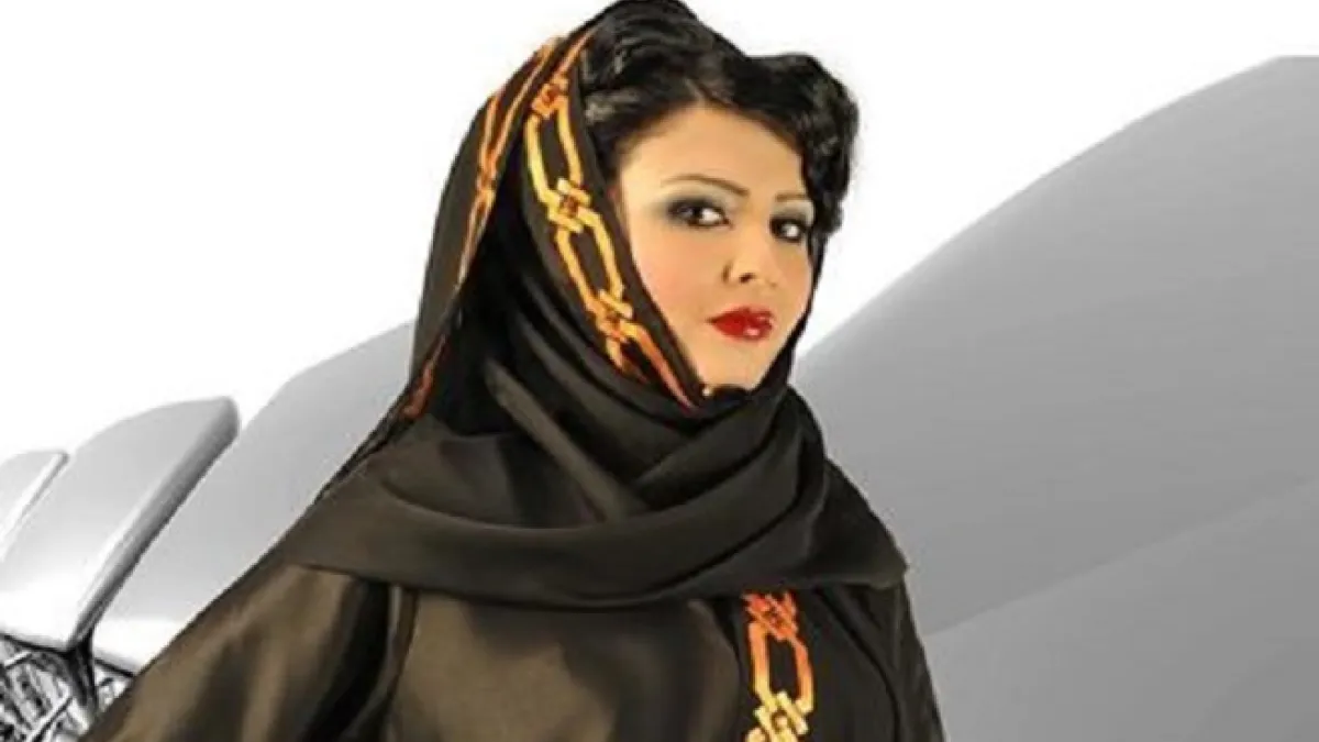 الشال الاماراتي: تضع المرأة الاماراتية في الوقت الحالي شالاً على رأسها لا يغطي شعرها بالكامل انما هو جزء من التقاليد الشعبية والالتزام الديني غير الكامل بالحجاب.