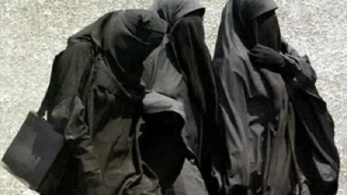 النقاب: منتشر في العالم الاسلامي أجمع، حيث لا يظهر من المرأة شيء، يختلف في بعض البلدان فقد تظهر العينين، أو يكون لونه مغايراً للأسود.