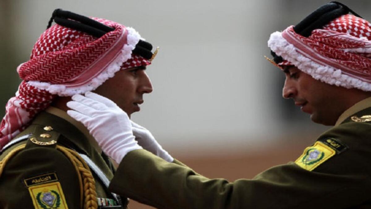 الشماغ الأردني: يتميز عن الشماغ السعودي بالأهداب المحاكة على حوافه، يتميز الأردنيون بأنهم يرتدون الشماغ مع البدلة حيث تظهر بأناقة جذابة.