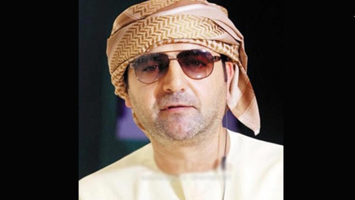 العصبة الاماراتية: وقد اصبحت متعددة الاأشكال وطرق اللف واضافة إلى ذلك أصبح الاماراتيون يستخدمون شماغات بألوان فاقعة لكنها جميلة مع تناسق الثوب الاماراتي.