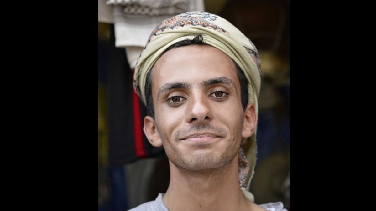 القاوق اليمني: ويمكن أن نجد نوعين الأول من قماش قطني بشكل كوفيتين يوضع بينهما قليل من القطن. وكان يلبسه الفقراء والأطفال الصغار، وهناك (قاوق القص) يتفننون بصناعته وبهرجته بالرسوم أو حتى بالآيات القرآنية.