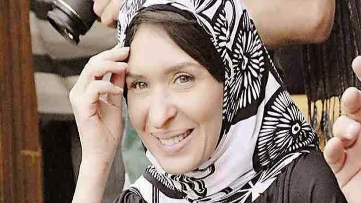 الراقصة دينا:  خلعت دينا الحجاب، بعدما قامت بارتدائه نتيجة الموقف الذي تعرضت له بعد تسرب الفيديو الذي يجمع بينها و بين زوجها الذي تزوجته زواجا عرفيا, لتعود للفن و الرقص.