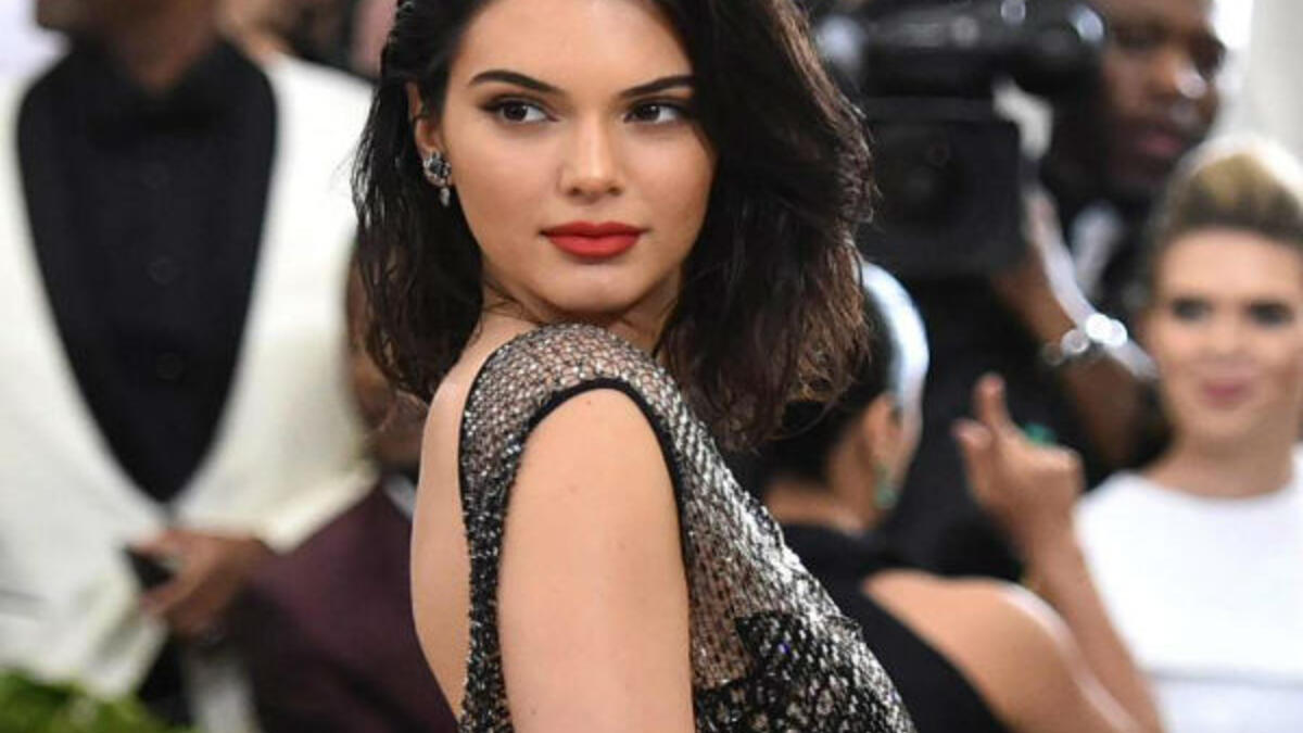 كيندال جينر: في مارس 2017، داهم لصوص منزلها الواقع في لوس أنجلوس، وسرقوا مجوهرات وصلت قيمتها لنحو 234 ألف دولار.