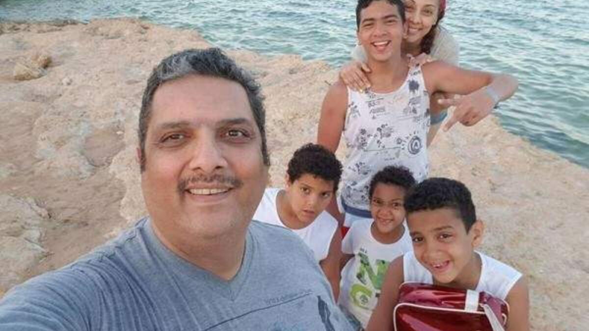 صُدم الوسط الفني في مصر اليوم بخبر وفاة مساعد المخرج والمصور الشهير خالد التلمساني، وذلك إثر حادث سير مؤسف، حيث تعرض الراحل لحادث سير عنيف في جنوب سيناء وكان معه بالسيارة اولاده.