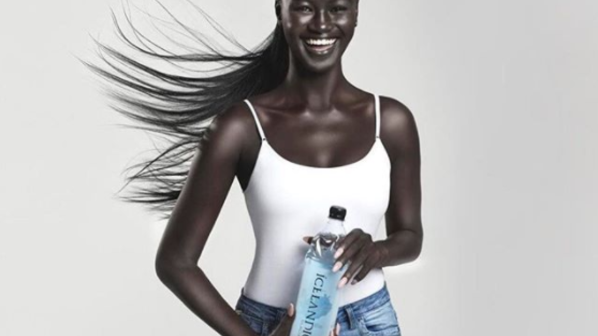 أشعلت عارضة الأزياء السنغالية "خوديا ديوب" الانترنت بلون بشرتها النادر الذي أوصلها للعالمية