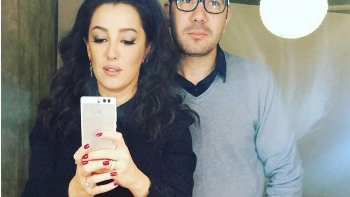 نشرت الفنانة كندة علوش صورة حديثة لها ظهرت فيها برفقة شقيقها «بدر» ظهرت علوش في الصورة بلوك جديد حيث صبغت شعرها باللون الأسود ورفعته لأعلى ووضعت مكياج ترابي نحت وجهها كندة عبرت عن حبها الشديد لشقيقها، معلقة «أنا وعمودي الفقري بدورة.. بدر علوش».