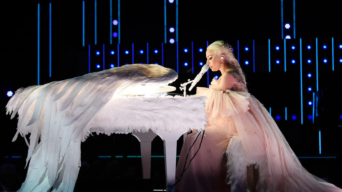 وثقت عدسات الحفل لحظة رومانسية جمعت النجمة الحسناء وحبيبها وراء كواليس الحفل يتبادلان قبلة على الشفاه، وذلك بعد الأداء العاطفي لأغنيتها Joanne