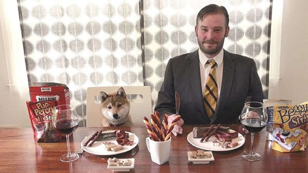 متذوق طعام الكلاب: يتم تعيين هؤلاء الموظفين لتذوق الطعام المخصص للكلاب من قبل شركات أغذية الحيوانات الأليفة لاختبار جودة منتجاتها.