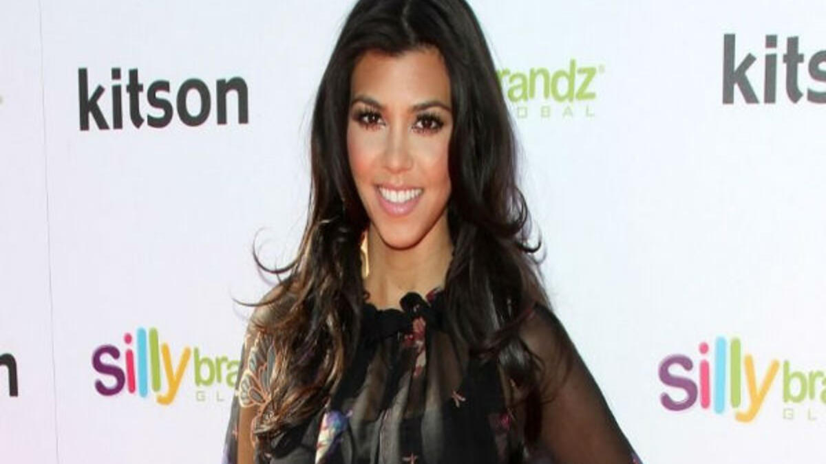 كورتني كارداشيان: في أكتوبر 2009، تم اقتحام منزلها الواقع في كالاباساس بولاية كاليفورنيا، وسرقة مجوهرات وأشياء أخرى تصل قيمتها لنحو 80 ألف دولار.