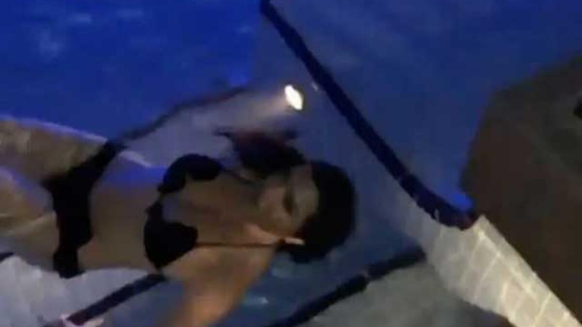 قررت النجمة اللبنانية لاميتا فرنجية السباحة تحت ضوء القمر، حيث ظهرت لاميتا في فيديو نشرته وهي ترتدي البيكني الأسود من قطعتين وتسبح في مسبح خاص وكتبت معلقة "برد تحت ضوء القمر".