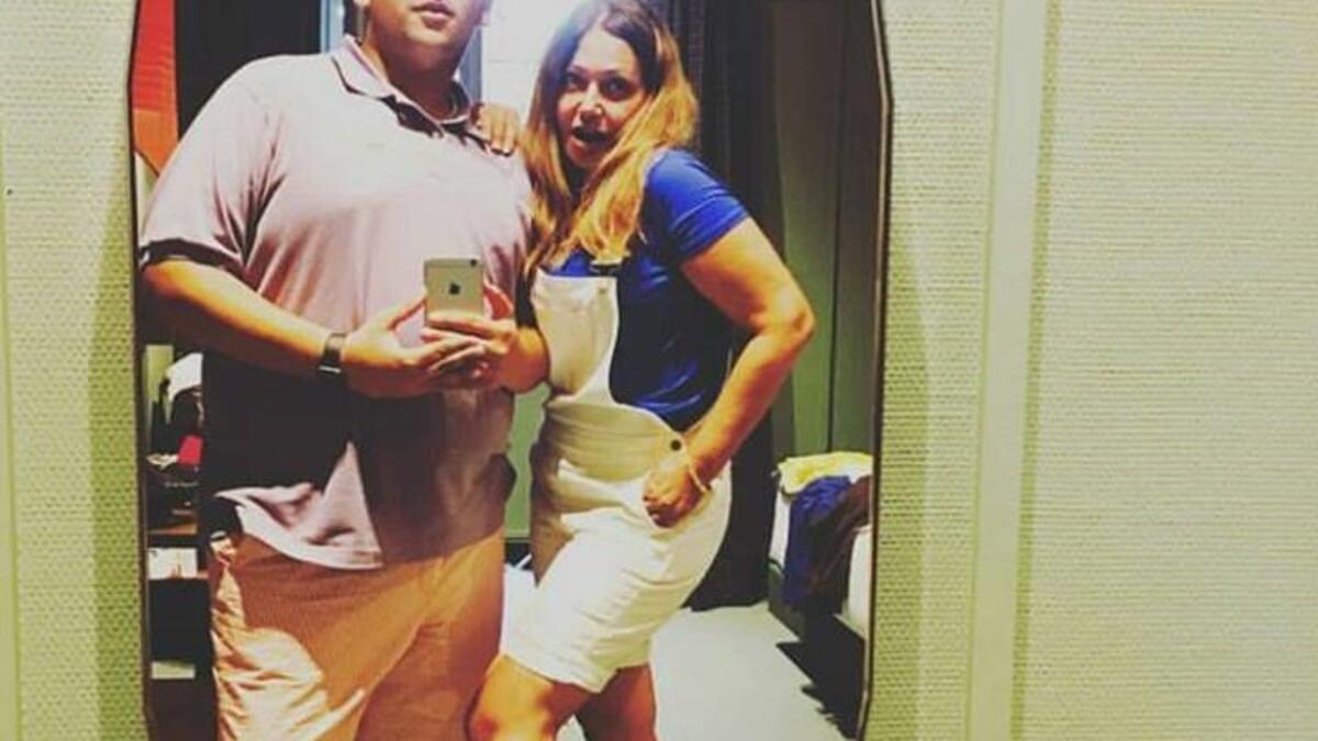 شاركت النجمة ليلى علوى جمهورها صورة على موقع الصور “إنستجرام” برفقة ابنها خالد وهى ترتدى “شورت” وانهالت التعليقات على الصورة من رواد مواقع التواصل الاجتماعى الذين أكدوا أن الفنانة تتمتع برشاقة رغم كبر سنها فيما علق بعض النشطاء على الصورة بتعليقات ساخرة.