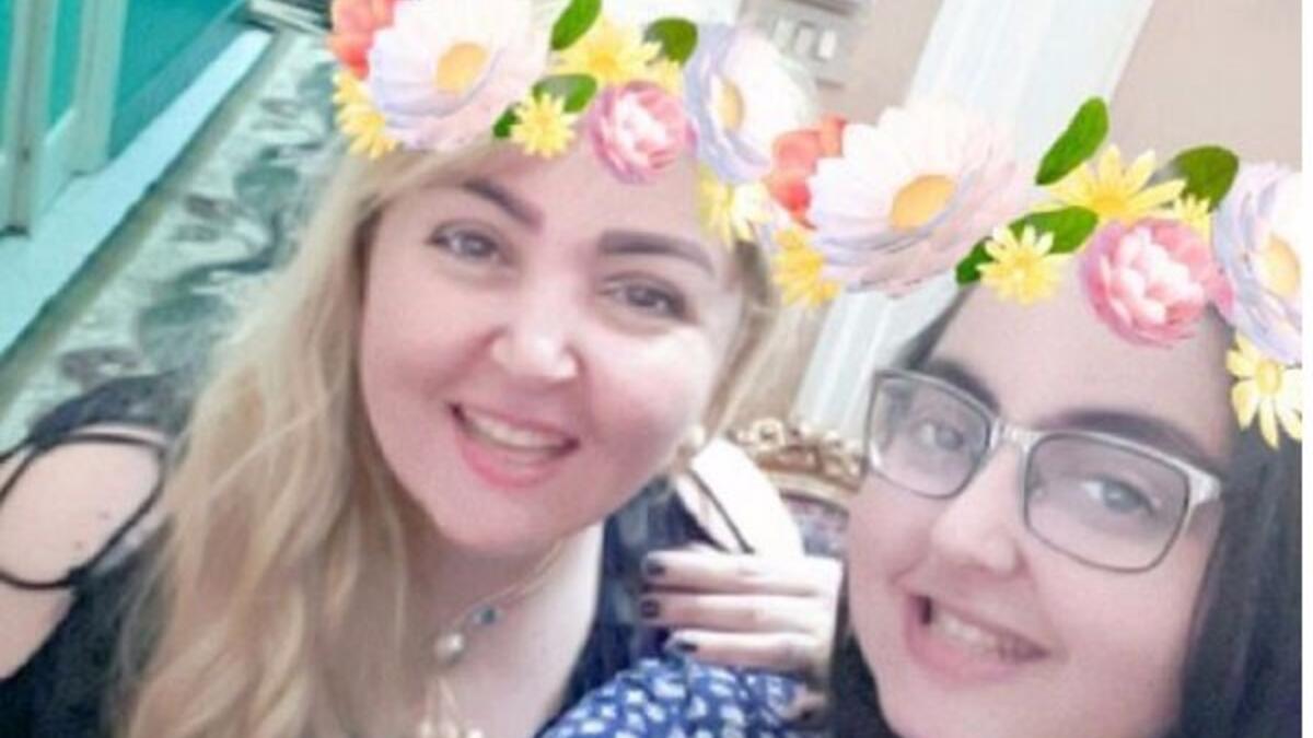 نشرت الفنانة مها أحمد صورة جمعتها بـ «فاتيما» ابنة شقيقها على موقع «انستجرام» مها اختبرت جمهورها في استطاعتهم تفريقها عن ابنة شقيقها نظرا للشبه الكبير الذي يجمعهما: «انا وفاتيما بنت اخويا خالد ياترى مين فينا مها؟» جمهور الفنانة تغزلوا في جمالها وابنة شقيقتها.