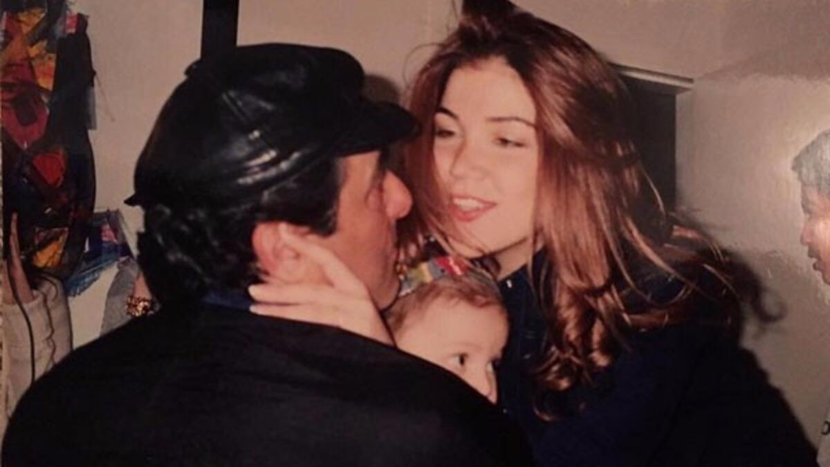 شاركت الفنانة مي حريري جمهورها عبر «إنستجرام» بصورة ملحم جنيور وهو طفل صغير برفقة والده الفنان الراحل ملحم بركات قائلة: «أنظر يا ابني إلى الصورة وسوف ترى كم أحبَّك واهتمَّ بك والدك كان يفتخرُ بك كثيراً صلّي لأجله ولا تفقد الأمل نهائيّاً.. أمك الحبيبة».