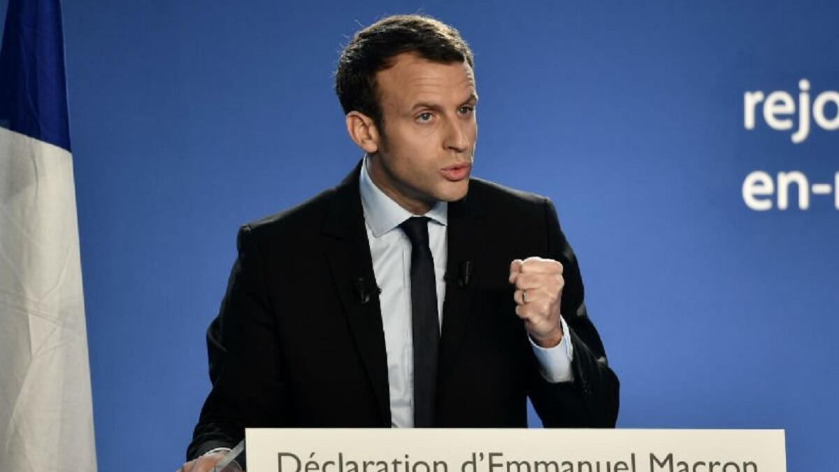 ماكرون (39 عاما)، أصغر المرشحين سنًا، وزير الاقتصاد من 2014 إلى 2016، يعد برنامجا ليبراليًا سواء في الاقتصاد أو المسائل الاجتماعية (موازنة بين الحرية والمساواة، الحرص على تأهيل الناس للعمل، يهتم بالخدمات الاجتماعية)، بنى حملته على خط مؤيد لأوروبا، ورفض الأحزاب التقليدية.