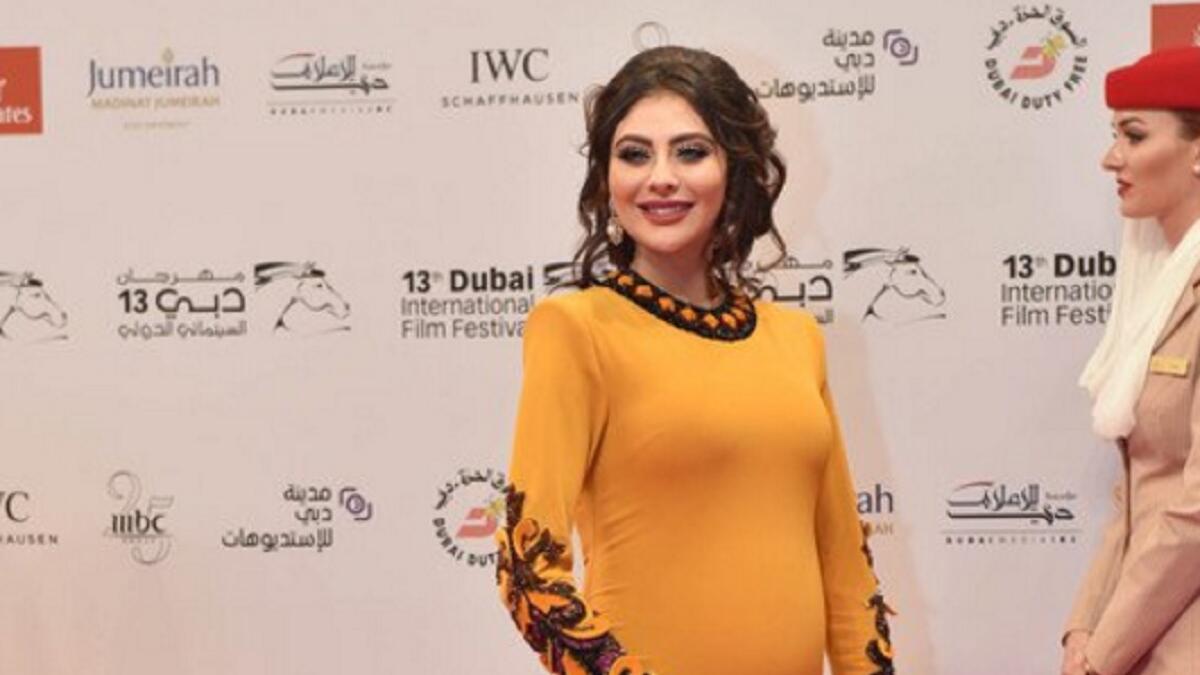 أطلت الممثلة الخليجية مريم حسين بفستان أصفر ضيق أظهر حملها، عرضها لمواقف متعبة كادت أن تتسبب بسقوطها عدة مرات.