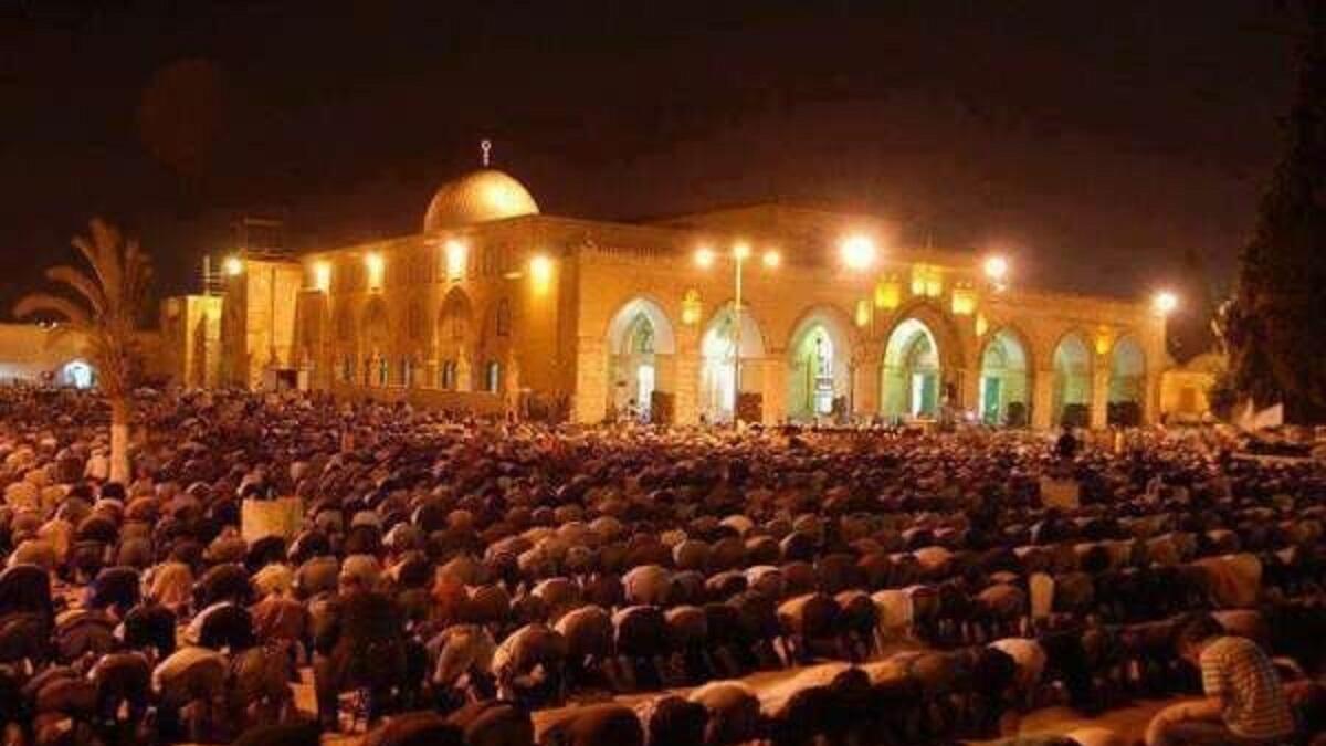 الإسراء: هي تلك الرحلة الأرضية وذلك الانتقال العجيب، بالقياس إلى مألوف البشر، الذي تمَّ بقدرة الله من المسجد الحرام إلى المسجد الأقصى، والوصول إليه في سرعة تتجاوز الخيال.