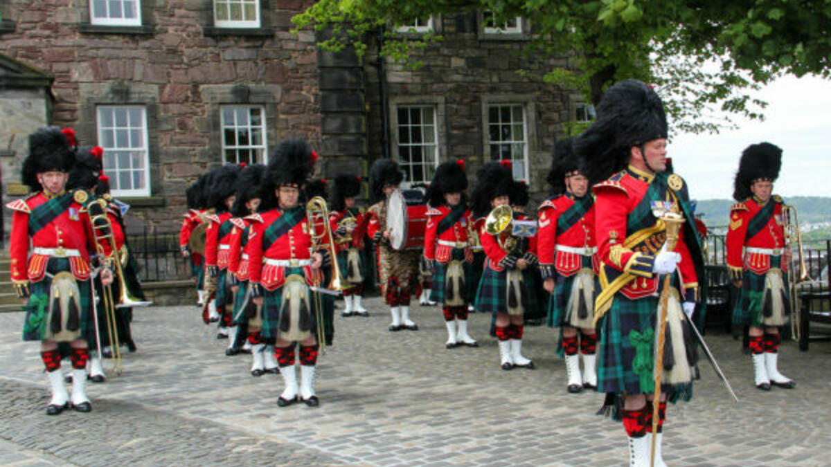 مسؤول الموسيقى في القصر: يعمل على تأليف وتلحين القطع الموسيقية للمناسبات الملكية والرسمية.