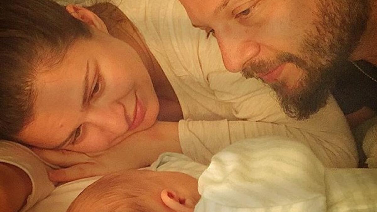 نشر الفنان مكسيم خليل صورة لمولوده الجديد لوكاس على موقع انستقرام وظهر في الصورة بصحبة زوجته الفنانة سوسن أرشيد ومعهما طفلهما وهو ممدداً على جانبه خليل كتب تعليقاً على الصورة: “لحظة حقيقة في عالم ملئ بالأوهام الله يحمي ولادكم وأهلكم ويهدي البشرية للسلام”.