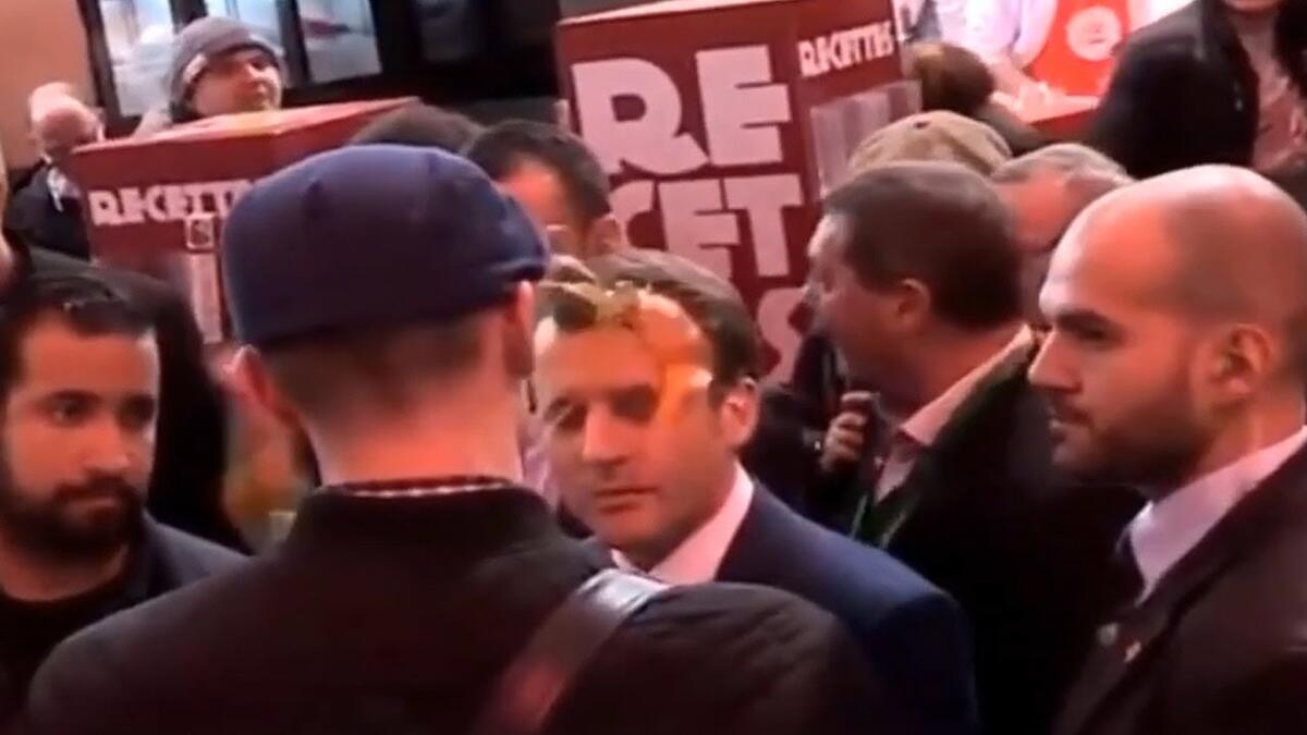 تعرض الرئيس الفرنسي "ماكرون" لحادثتي إلقاء بيض، الأولى كانت في 2016 حينما كان وزيرًا للإقتصاد والثانية في ظل الاحتجاجات التي شهدتها فرنسا العام الماضي.