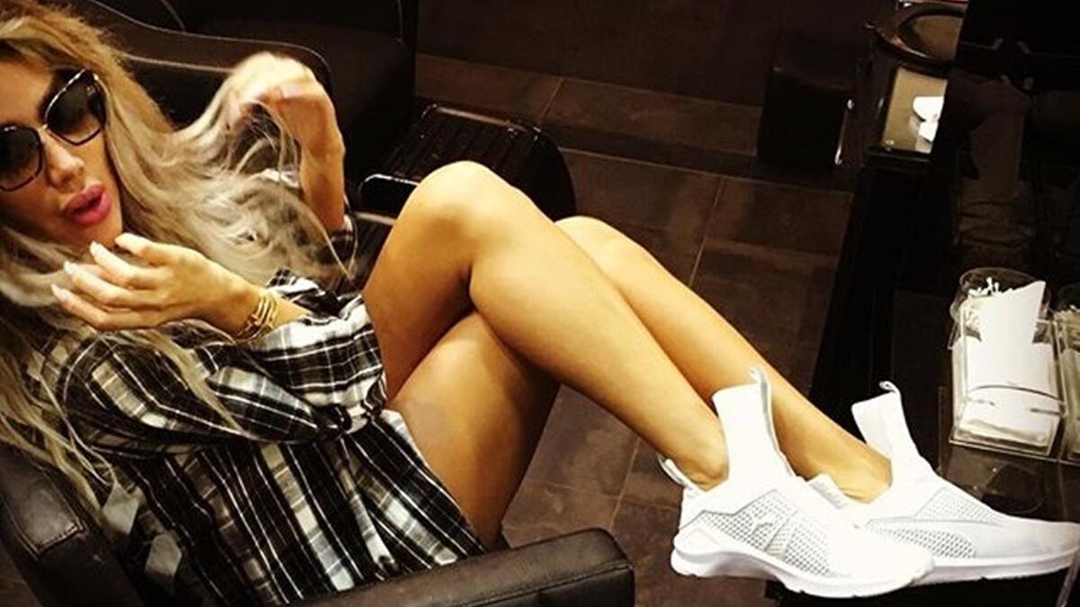 نشرت الفنانة مايا دياب عبر صفحتها الخاصة على احد مواقع التواصل الإجتماعي صورة لها ظهرت فيها بإطلالة جريئة حيث لم يظهر من ملابسها إلا قميصاً من المربعات وجلست دياب على كرسي من الجلد، واضعة رجليها واحدة على الأخرى فوق المكتب الذي أمامها.