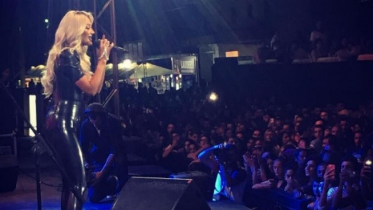 أحيت النجمة مايا دياب حفلاً غنائياً صاخباً ضمن فعاليات “مهرجان إهمج السياحي” في نسخته السادسة. وصعدت الفنّانة اللبنانية على المسرح بإطلالة ساحرة بـJumpsuit من الـ Latex الأسود، قبل أن تشعل الأجواء بباقة من أغانيها القديمة والجديدة، وعلى رأسها “سبع ترواح