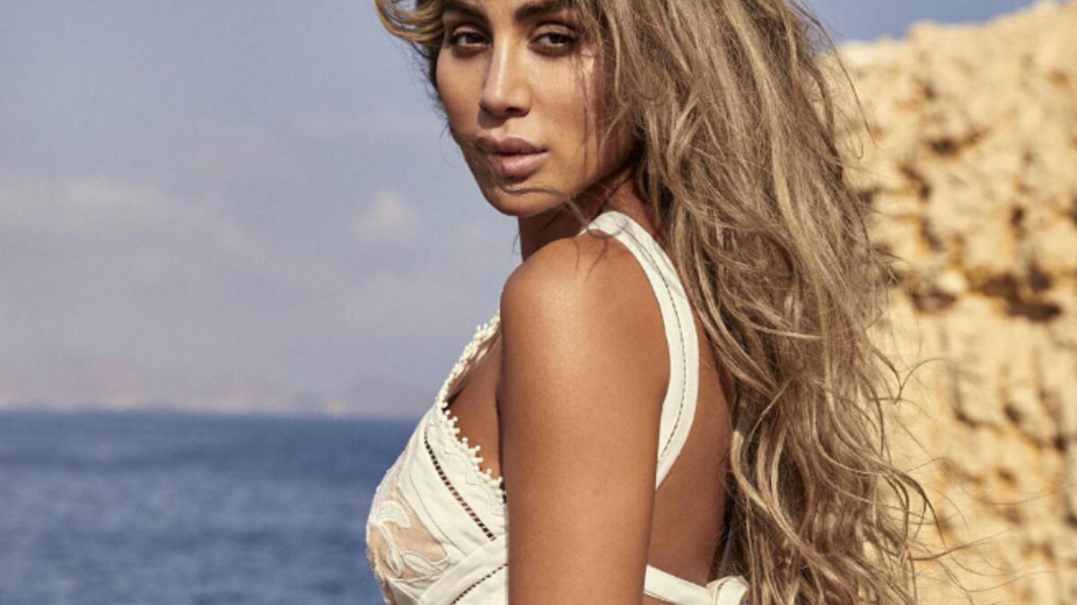 Maya appeared in the photos without putting any makeup